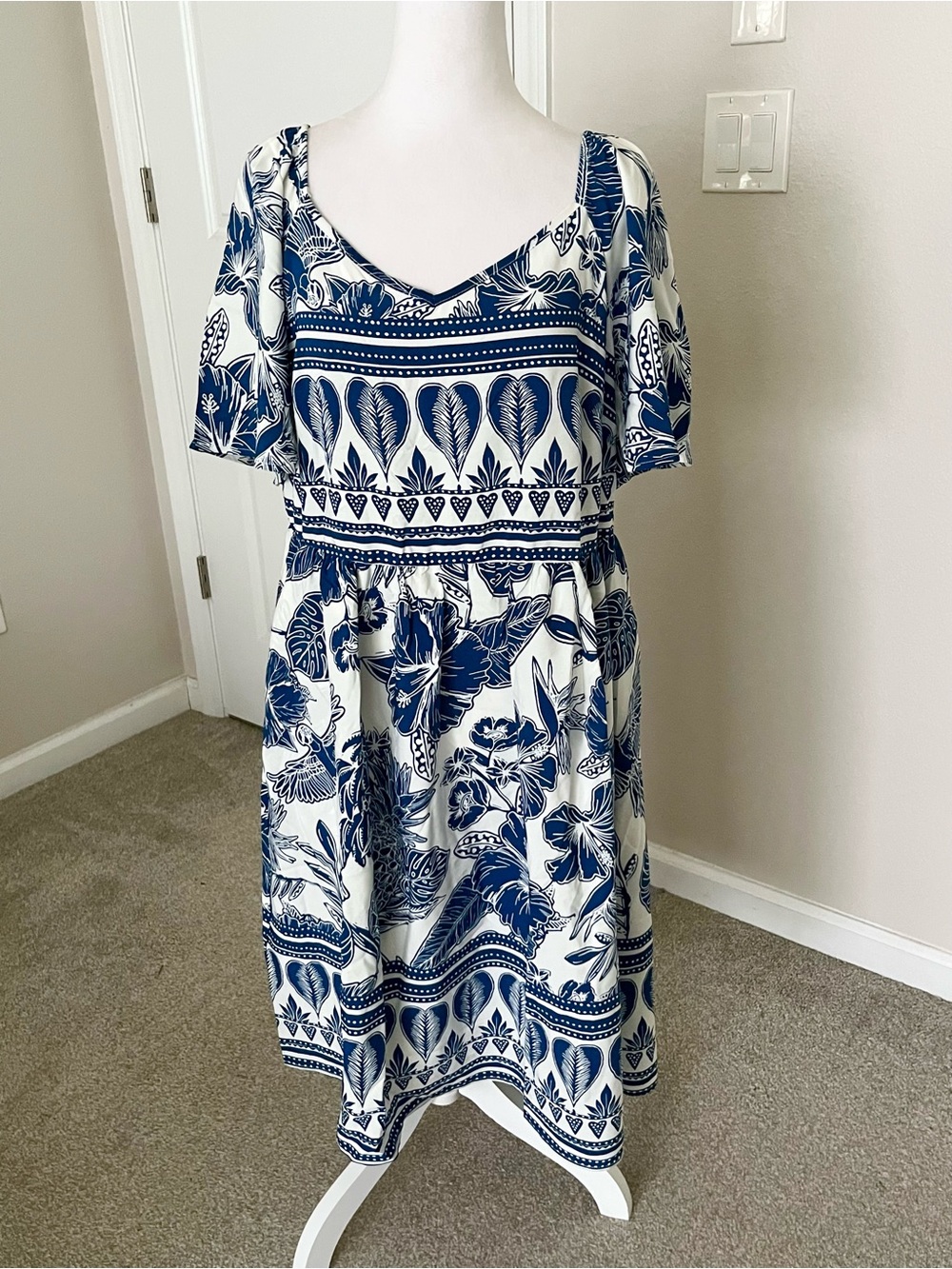 NWT BloomChic Navy and White Floral Midi Dress Size 14/16
